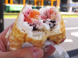 Illustration for article titled Japan Has Crepe Vending Machines